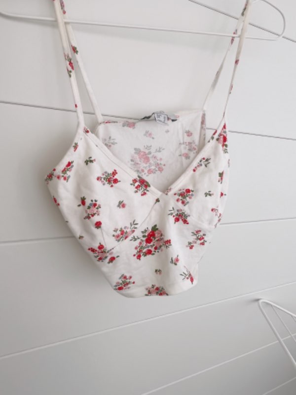 Hvítur crop top með blómamynstri