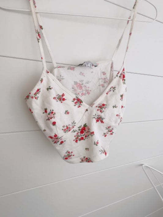Hvítur crop top með blómamynstri