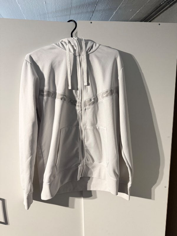 Nike rennd hettupeysa