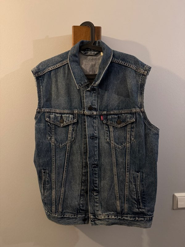 Levis vesti