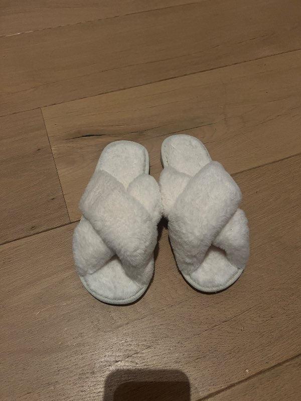 Hvítir fluffy inniskór
