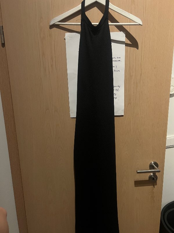 Svartur High-Neck kjóll