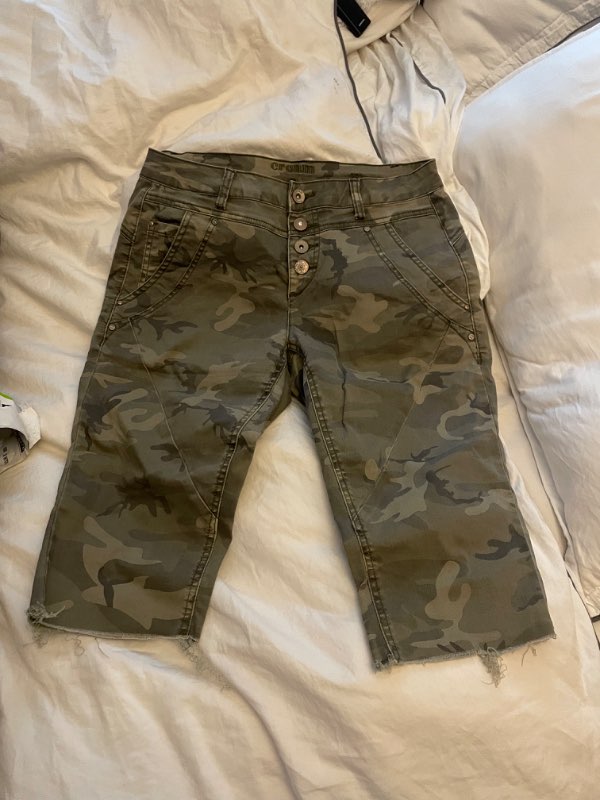 camo capris