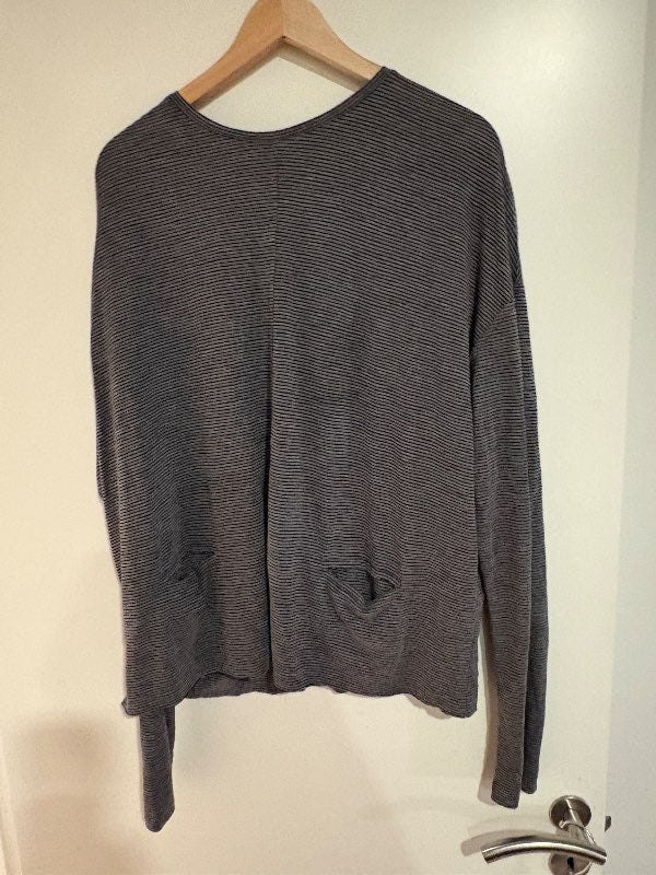 Grá peysa oversized