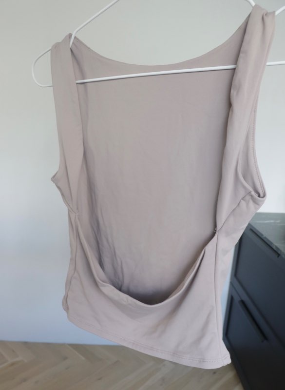 Beige bolur opið bak