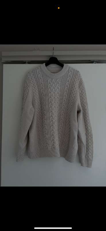 Ljós beige prjónapeysa