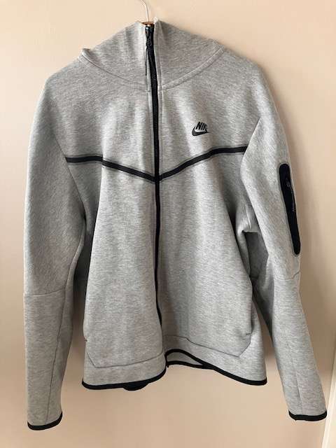 Nike Tech Fleece grá hettupeysa