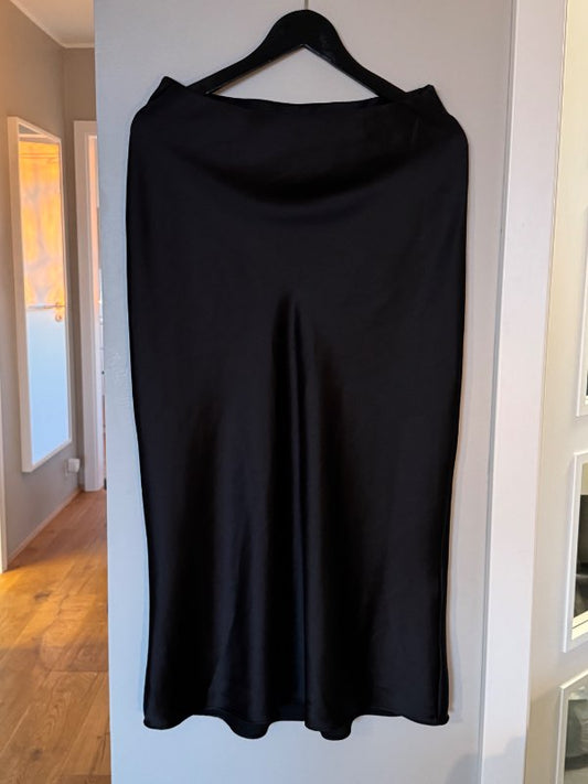 Zara satín pils svart