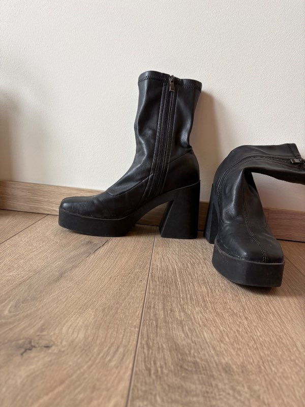 Public desire svört boots