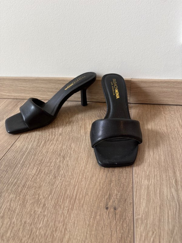 Svartir Fashion nova hælar