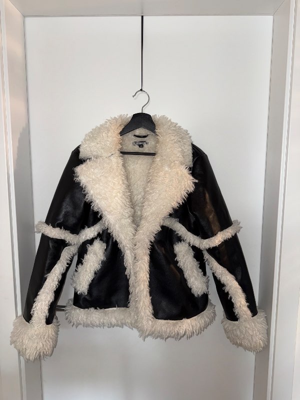Missguided svartur/hvítur fur jakki