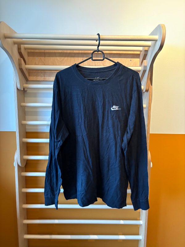 Nike svartur síðerma bolur