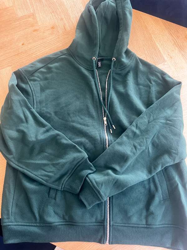 Græn H&M hettupeysa