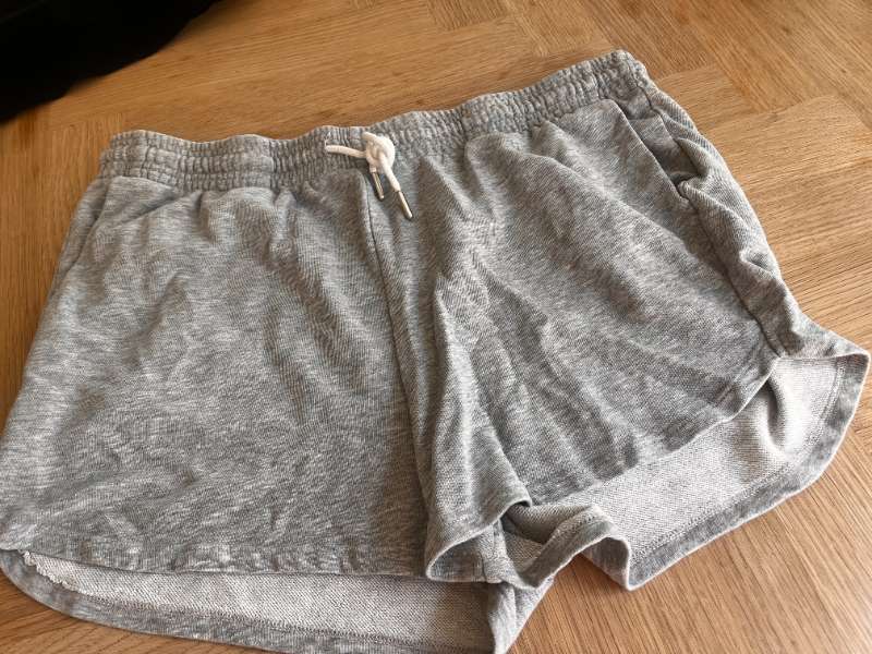 H&M stuttbuxur, gráar