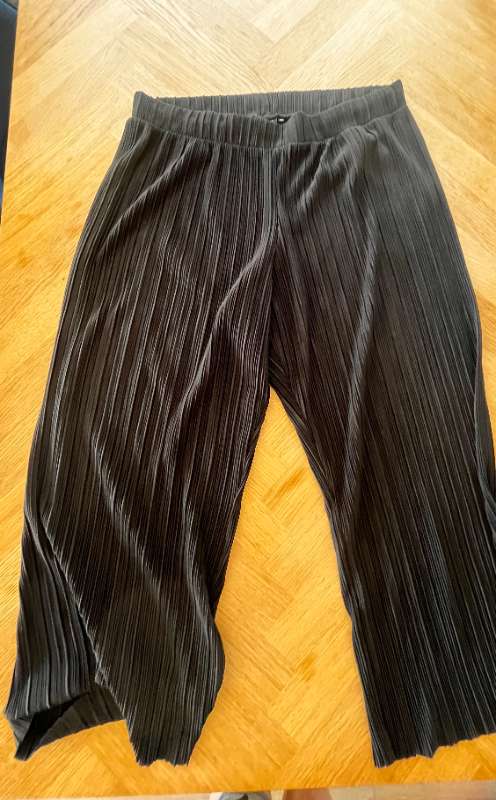 Only Plíseraðar buxur wide fit