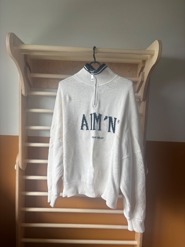 Aim’n hvít hálfrennd peysa