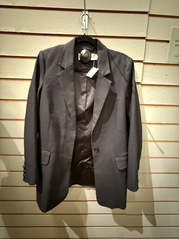 InWare svartur blazer