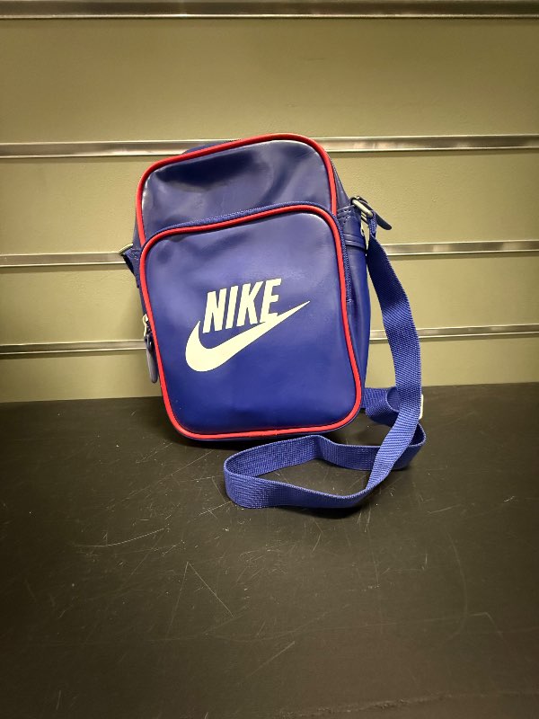 Blá Nike hliðartaska