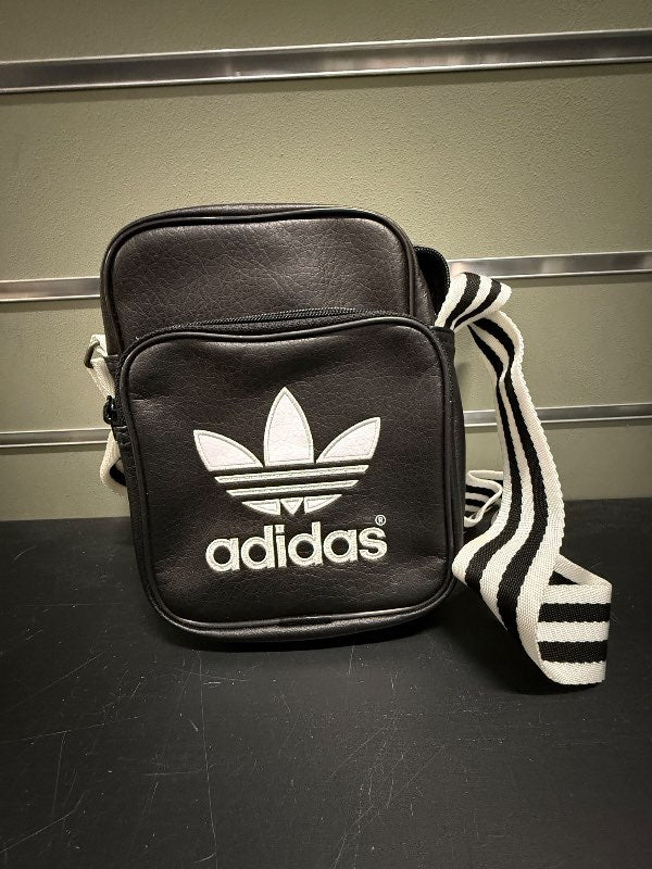 Svört Adidas hliðartaska