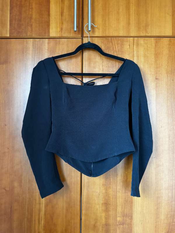 Sv. off shoulder blússa (Esthé)