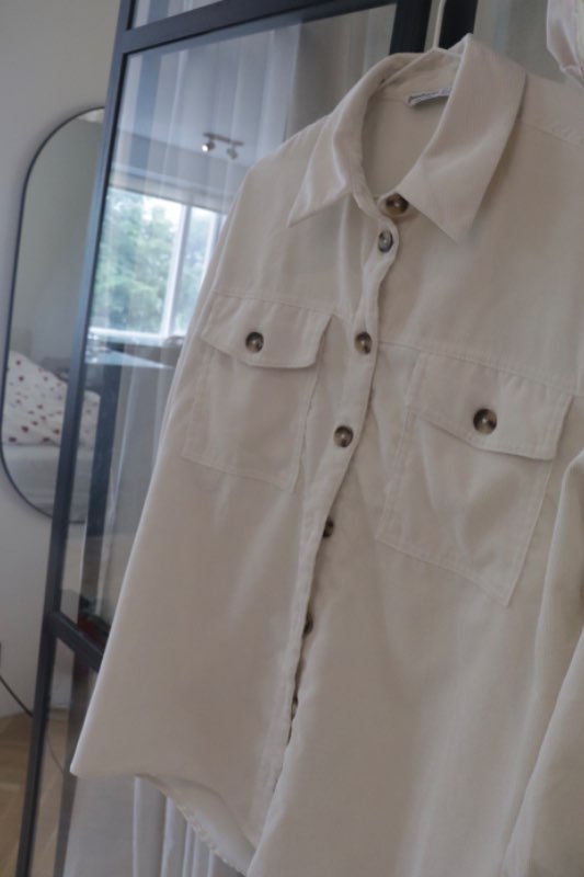 Off white skyrta hneppt Stradivarius