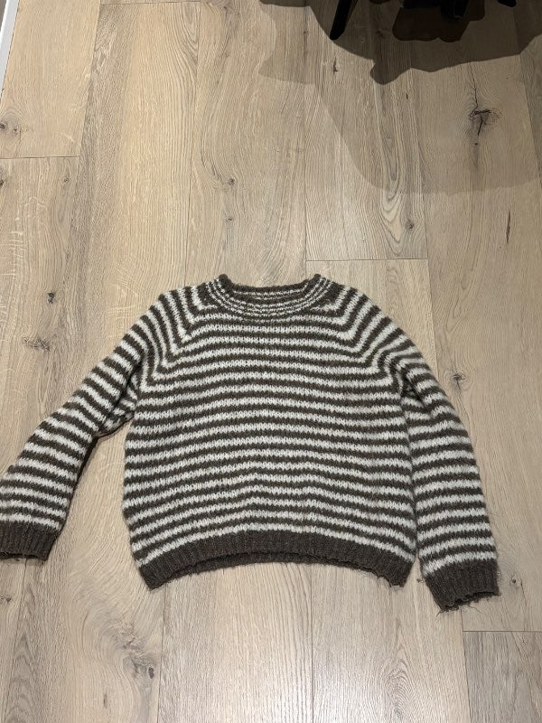 DesignBySi röndótt peysa
