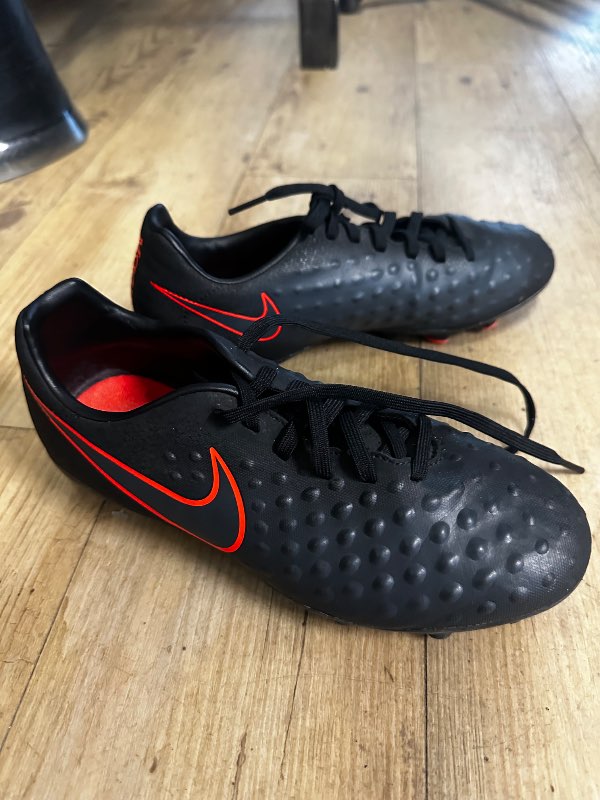 Svartir nike takkaskór