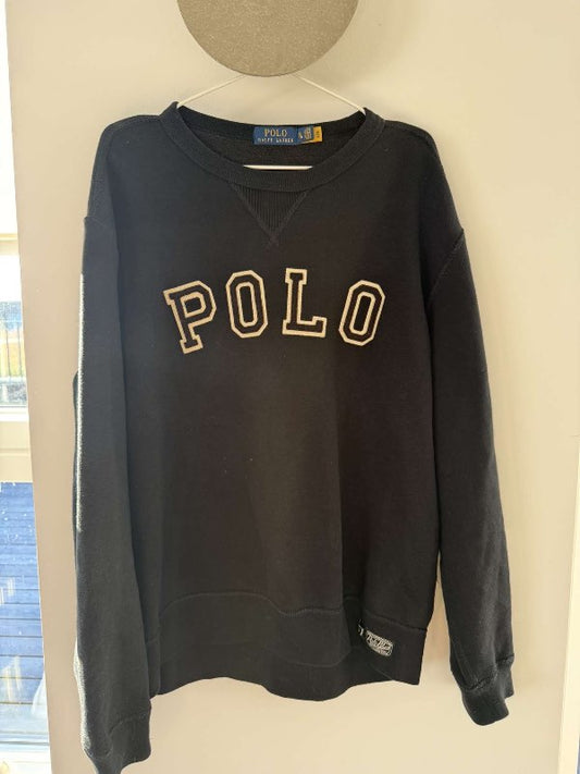 Svört polo peysa