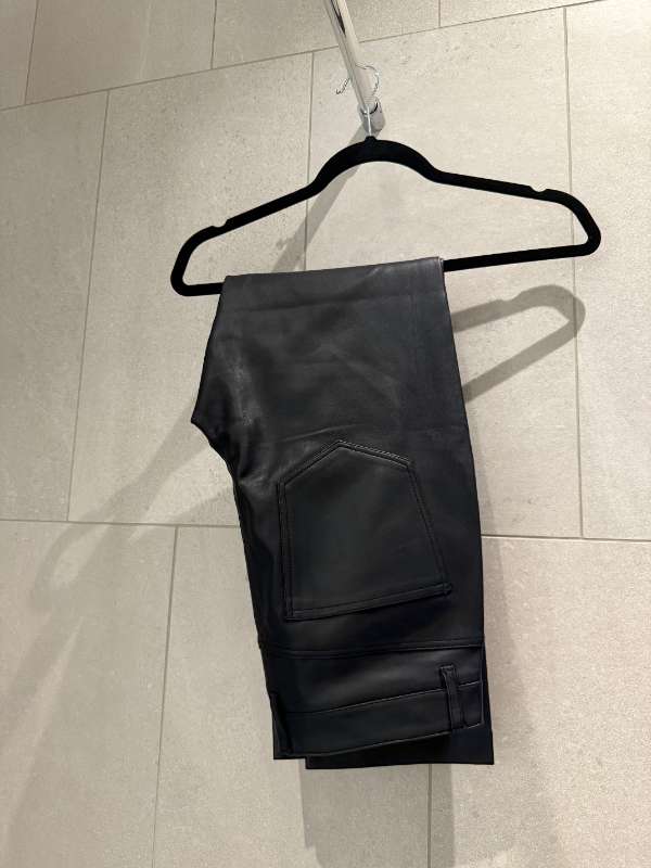 Svartar pleður buxur