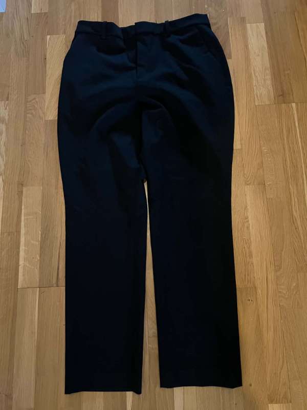 Uniqlo dragtarbuxur svartar