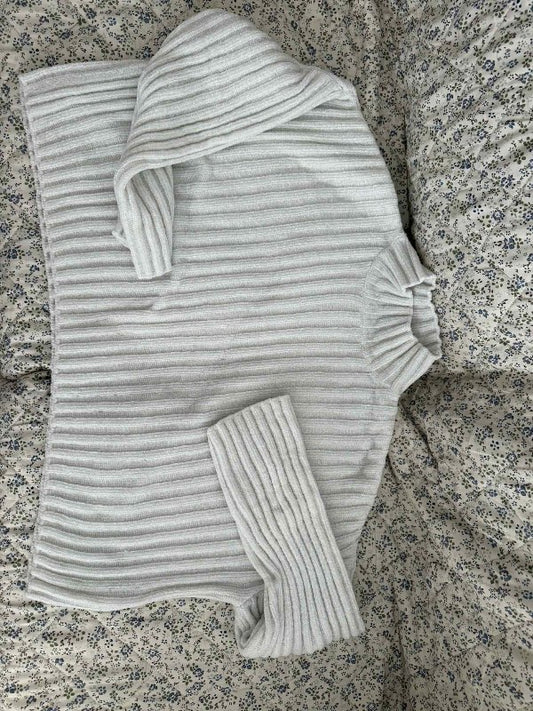White pullover