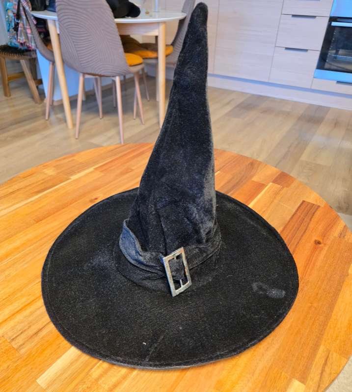svartur nornhattur 2
