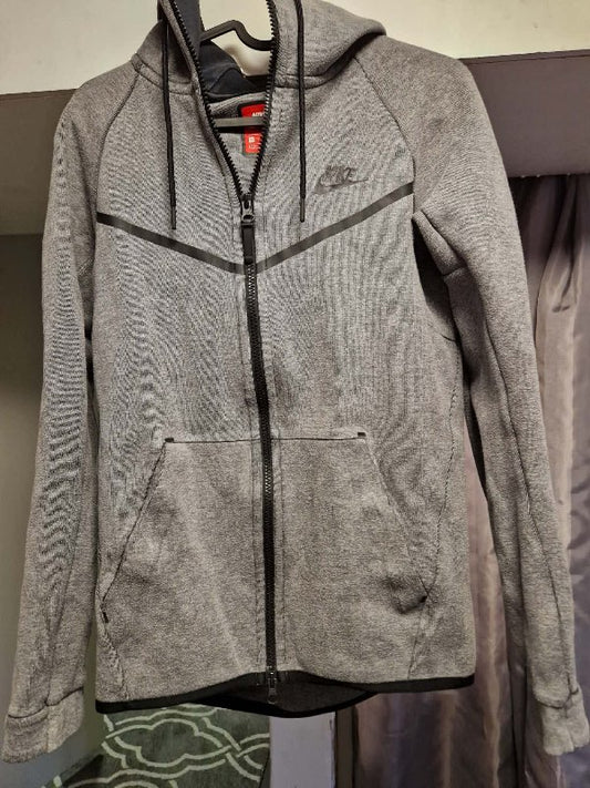 Nike rennd hettupeysa