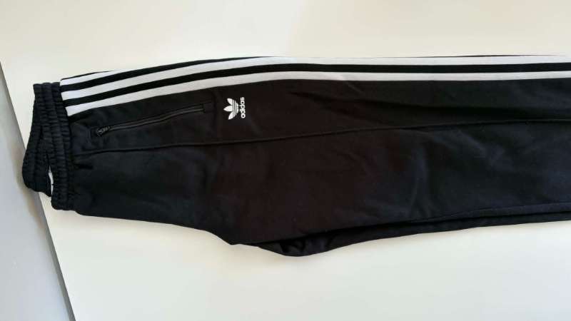 Adidas buxur, svartar með hvítri rönd