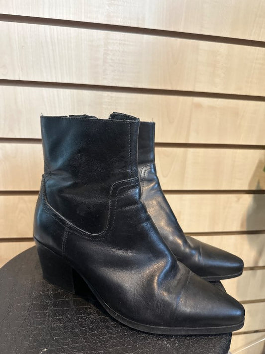 shoe the bear. skor