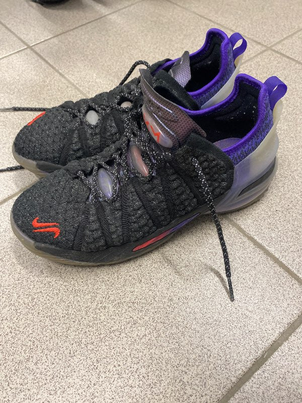 Lebron James körfuboltaskór