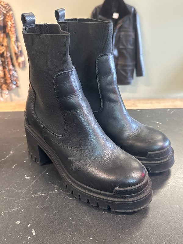 Pavement boots