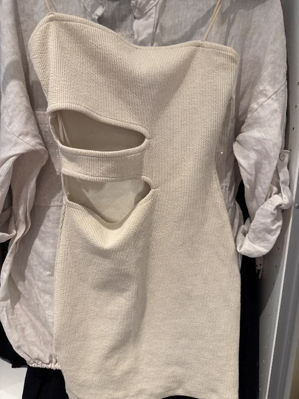 Beige cut out kjóll