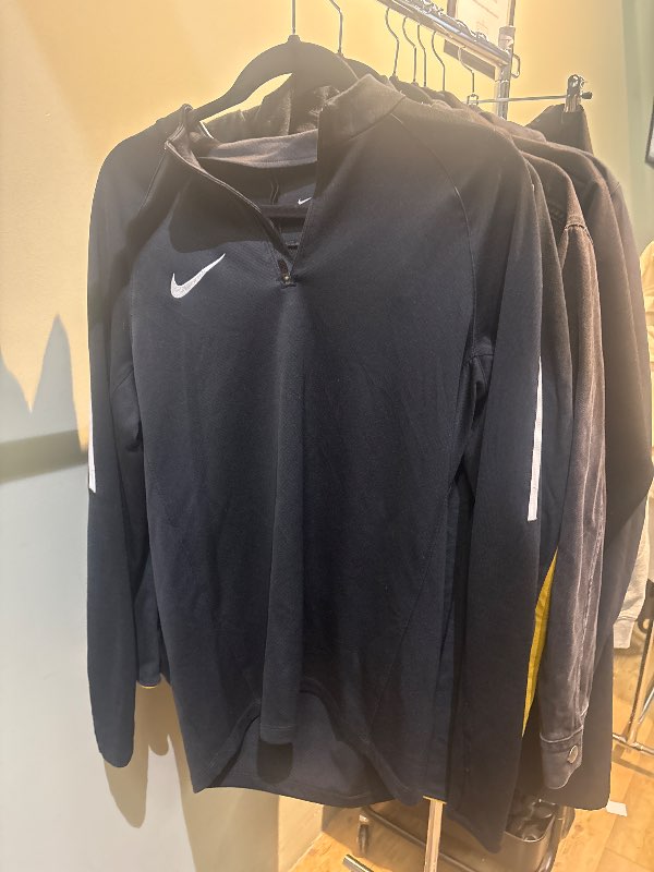 Nike íþróttapeysa svört