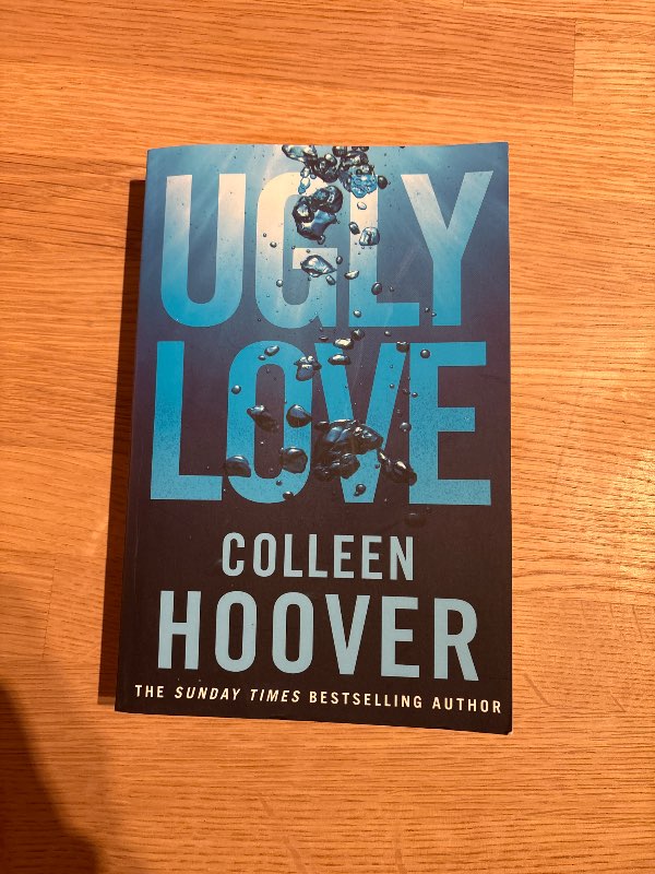 Bók (Ugly love e. Collen Hoover)