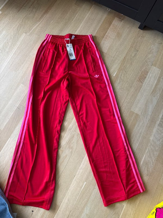 Adidas buxur rauðar