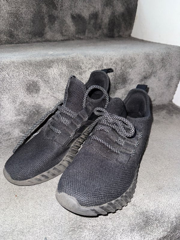 Svart adidas
