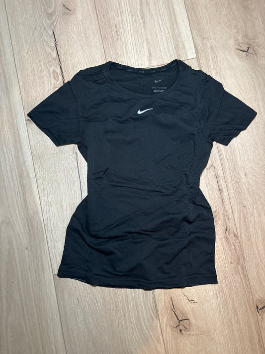 Svartur nike íþróttabolur