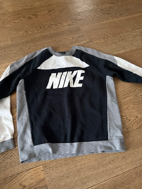 Nike peysa