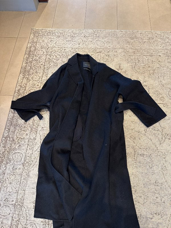 Svört Massimo dutti kápa