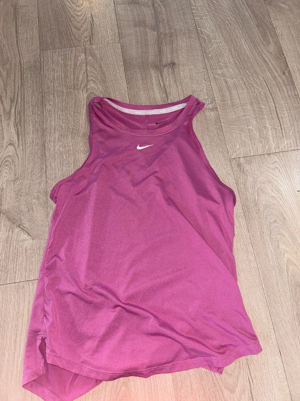 Bleikur nike bolur