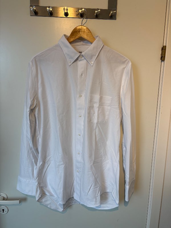 Uniqlo hvít skyrta