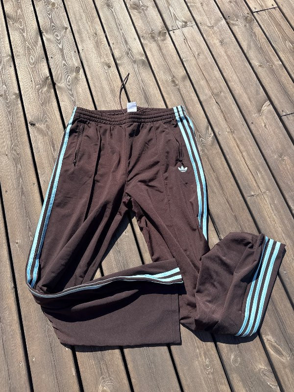 Brúna adidas buxur