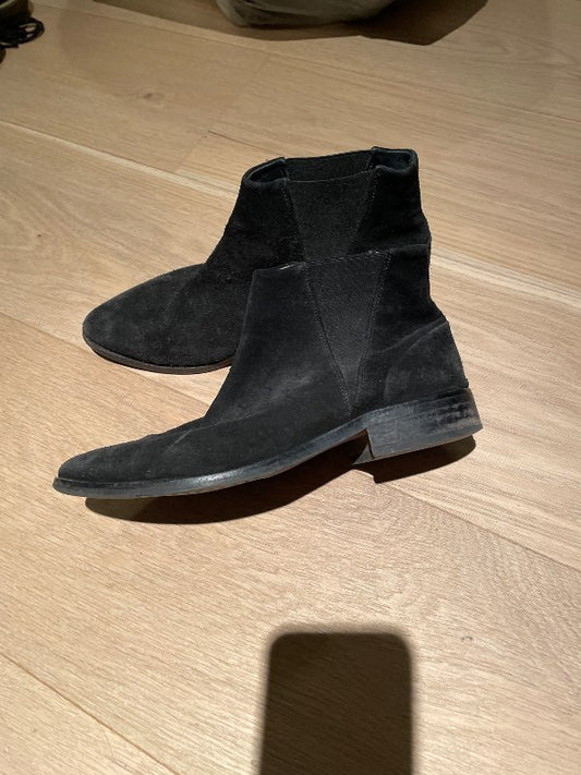 Svartur rúskinnskór