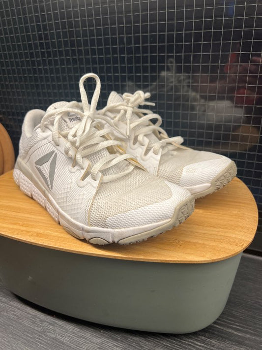 - hvítir reebok skór